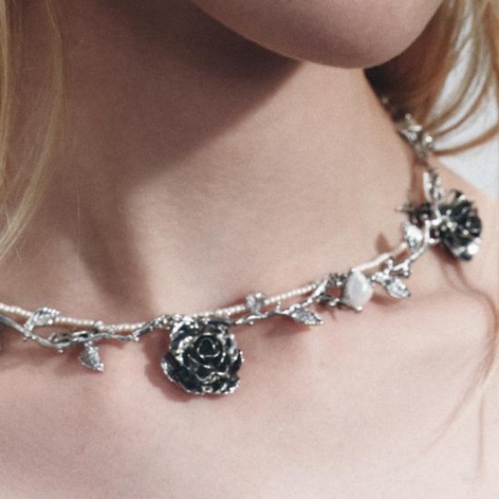 NWT. Zara Set of two Necklace with beads and metal roses. - Picture 6 of 8